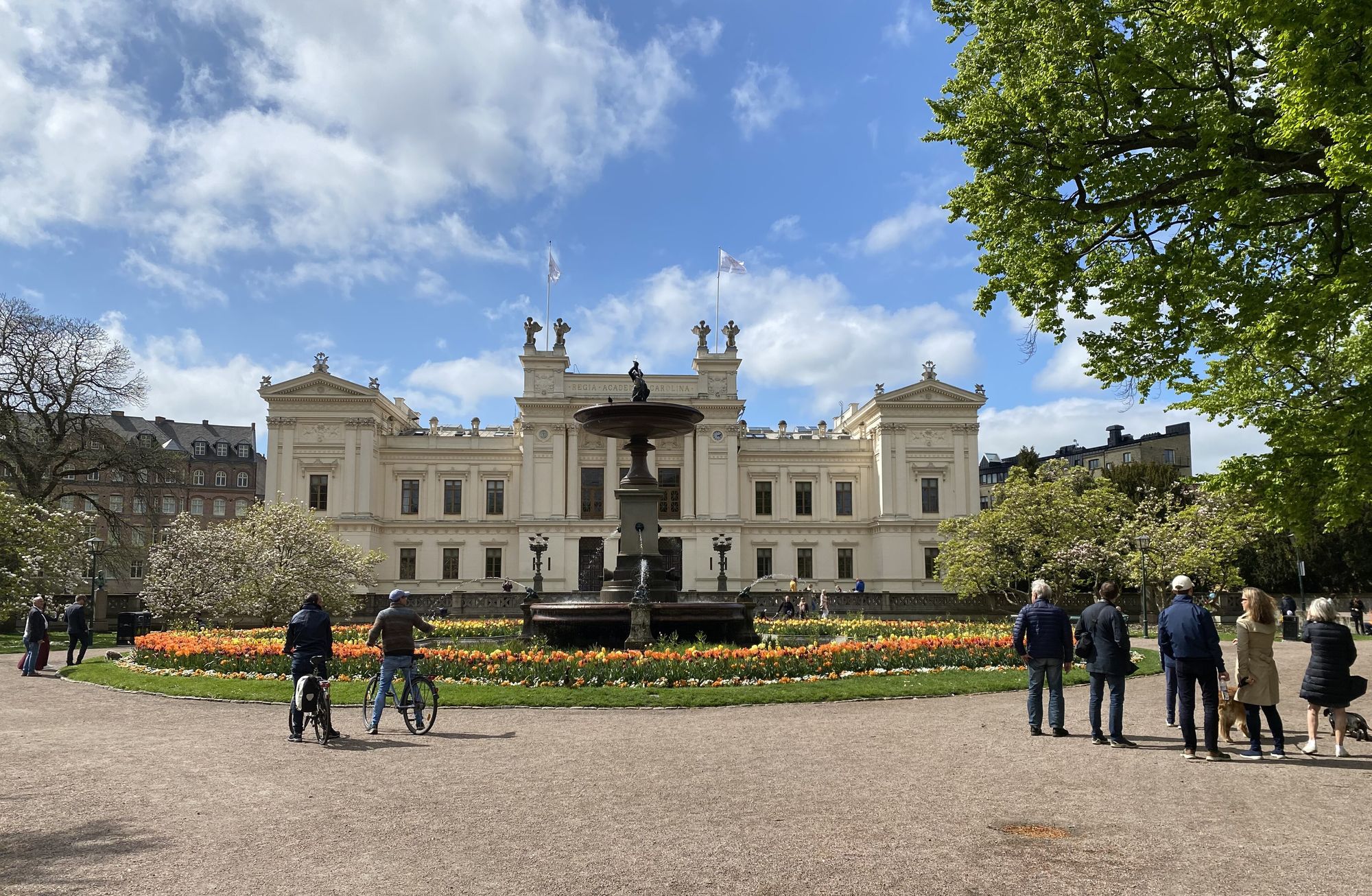 Universitetshuset i Lund med springbrunnen i Lundagård
